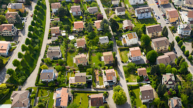 Vor allem die Einfamilienhäuser in den städtischen Gebieten kamen günstiger auf den Markt. (Bild AsiaTravel/Shutterstock)